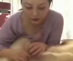 수간야동 : 빨기 좋아하는 걸레년은 개를 눕히고 개 자지를 빨아줍니다